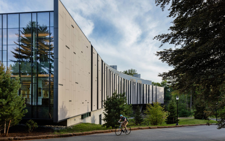 Vassar College Bridge For Laboratory Sciences Integrated Science Commons by Ennead Architects. Photo: Richard Barnes.