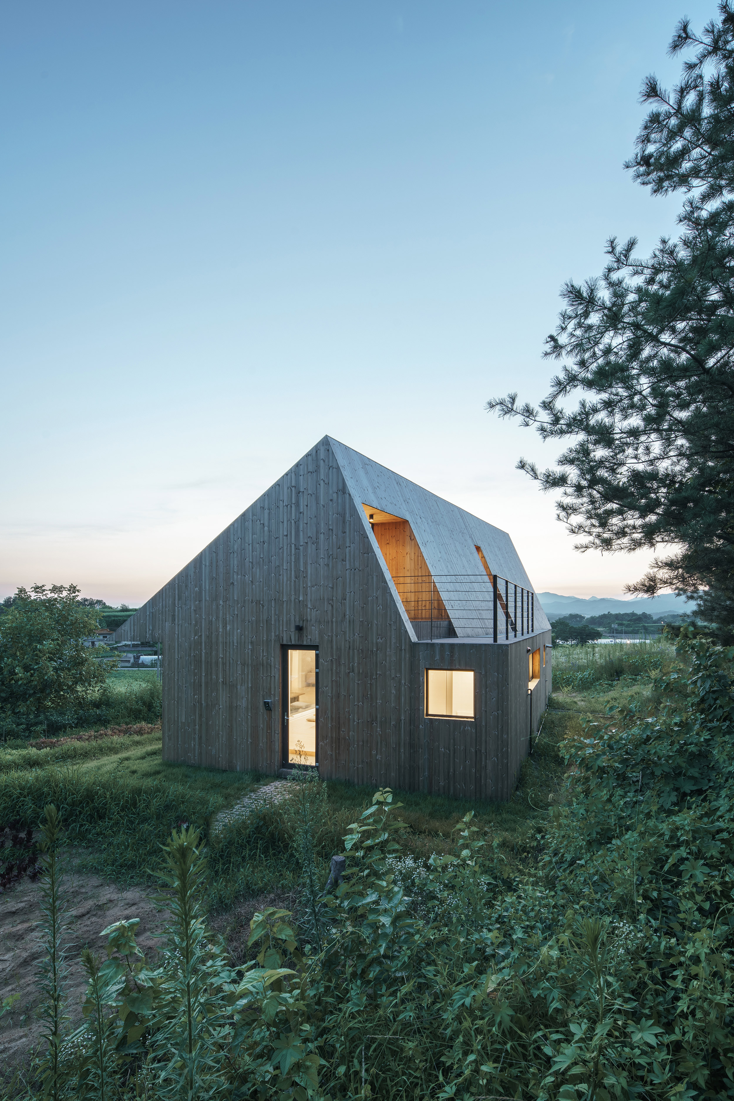 Project: Shear House (Environment Sensitive Typology). Architect: stpmj Architecture. Photo: Song Yousub.