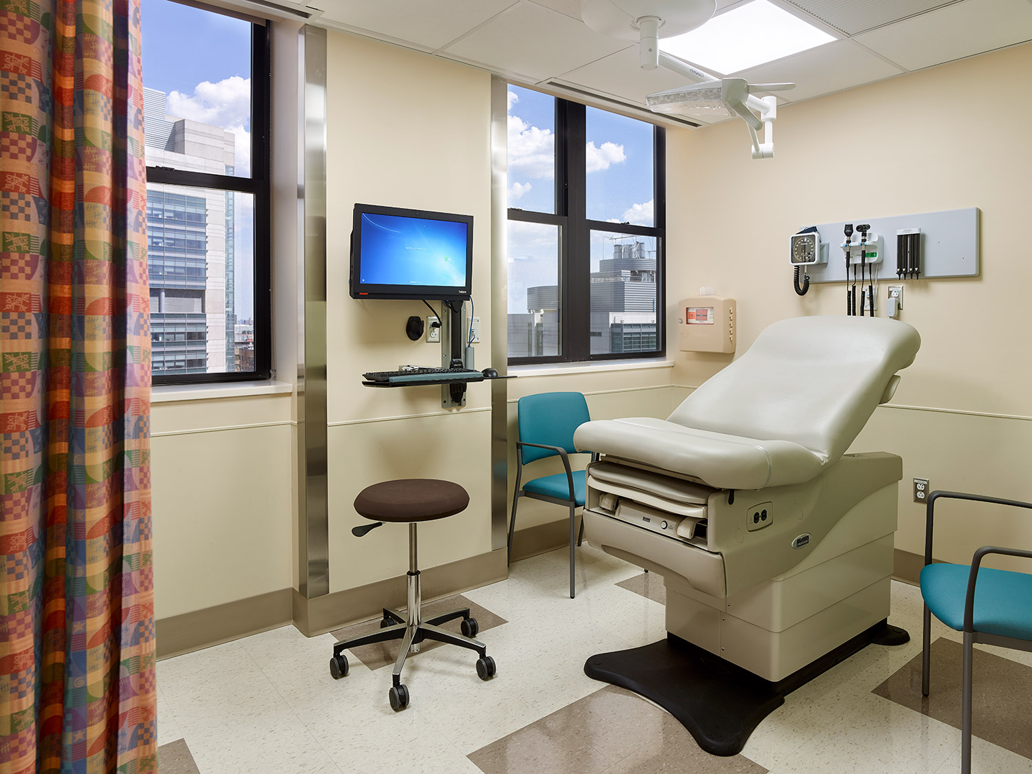 Digestive Health exam room at New York-Presbyterian's Morgan Stanley Children's Hospital in New York, NY. Architect: Array. Photo: Jeffrey Totaro.