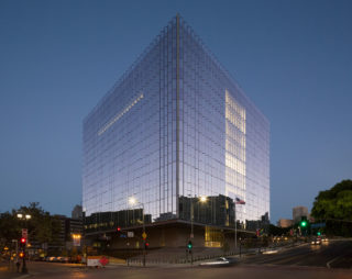 Los Angeles Federal Courthouse expressing civic architecture by way of association with City Hall and similar patriotic symbols incorporated into the building. Architect/Designer: Clark Construction, Skidmore, Owings & Merrill. Photo: David Lena.