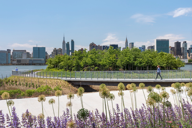Hunter's Point South by SWA/Balsley, WEISS/MANFREDI Architecture/Landscape/Urbanism and ARUP. Credit: Albert Vecerka/Esto