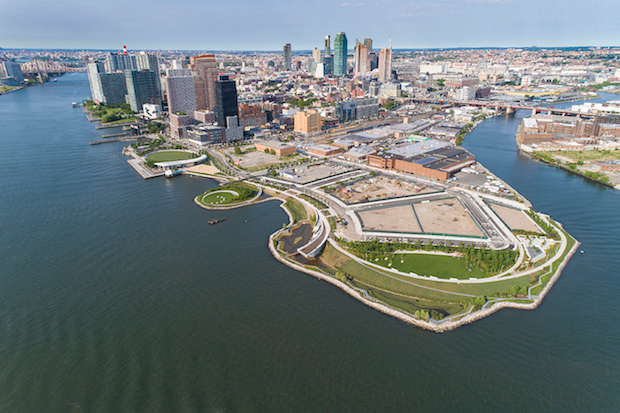 Hunter's Point South by SWA/Balsley, WEISS/MANFREDI Architecture/Landscape/Urbanism and ARUP. Credit: SWA Bill Tatham.