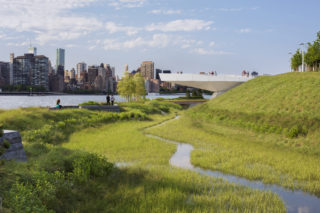 Hunters Point Park South, Phase 2, Location: Brooklyn NY. Photo: Albert Vecerka/Esto, Courtesy of SWA/Balsey and Weiss/Manfredi.