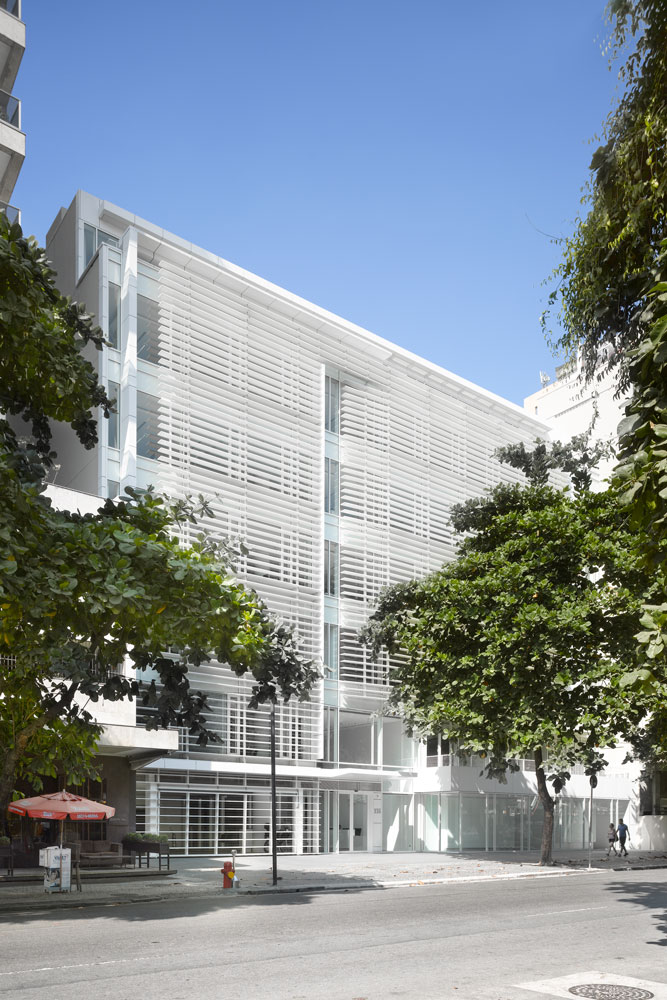 Leblon Offices, Rio de Janeiro, Brazil. Photo: Roland Halbe.