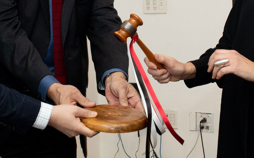 2018 President Guy Geier, FAIA, IIDA, LEED AP, handed the gavel to incoming 2019 President Hayes Slade, AIA. Image credit: Angie Vasquez.