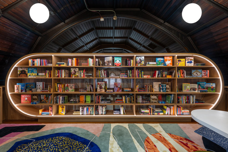 Concourse House Library by Michael K. Chen Architecture. Image credit: Alan Tansey.