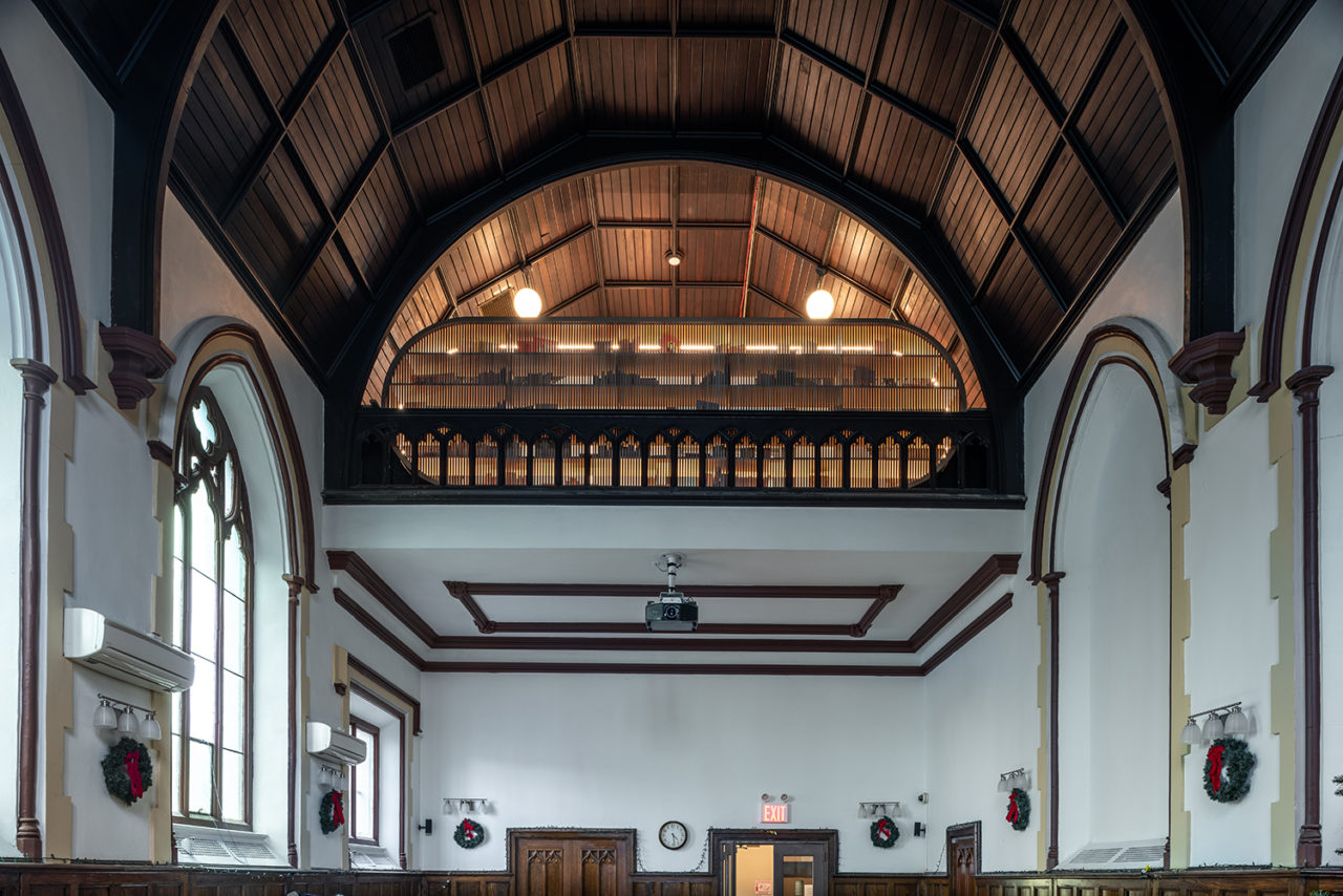 Concourse House Library by Michael K. Chen Architecture. Image credit: Alan Tansey.