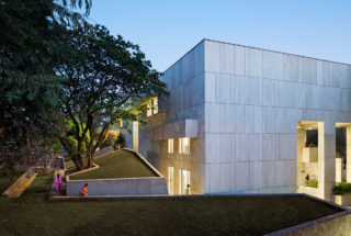 Tata Consultancy Services, Banyan Park by Tod Williams Billie Tsien Architects | Partners and Somaya & Kalappa Consultants. Photo: Michael Moran/Tod Williams Billie Tsien Architects | Partners.