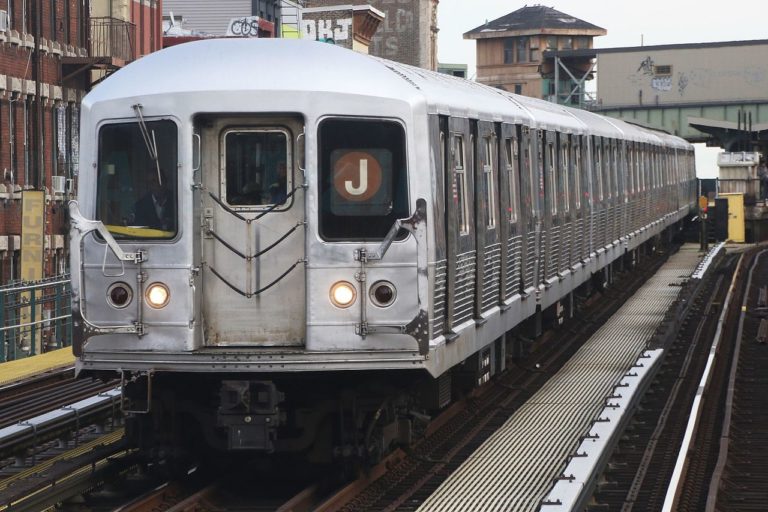 J Train leaving Myrtle Avenue. Image credit: Mtattrain [CC BY-SA 4.0 (https://creativecommons.org/licenses/by-sa/4.0)]