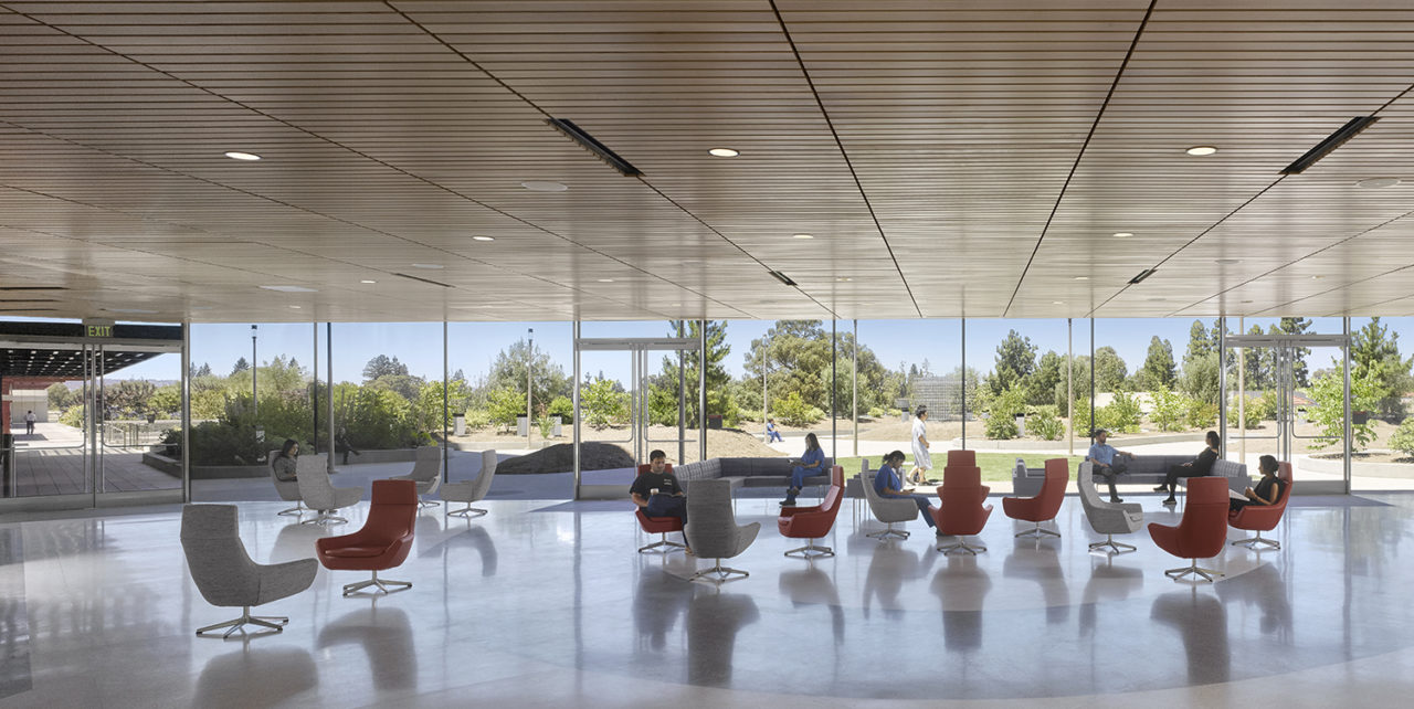 Stanford Hospital by Rafael Viñoly Architects with Perkins Eastman and GLS Landscape Architecture. Image credit: Will Pryce.