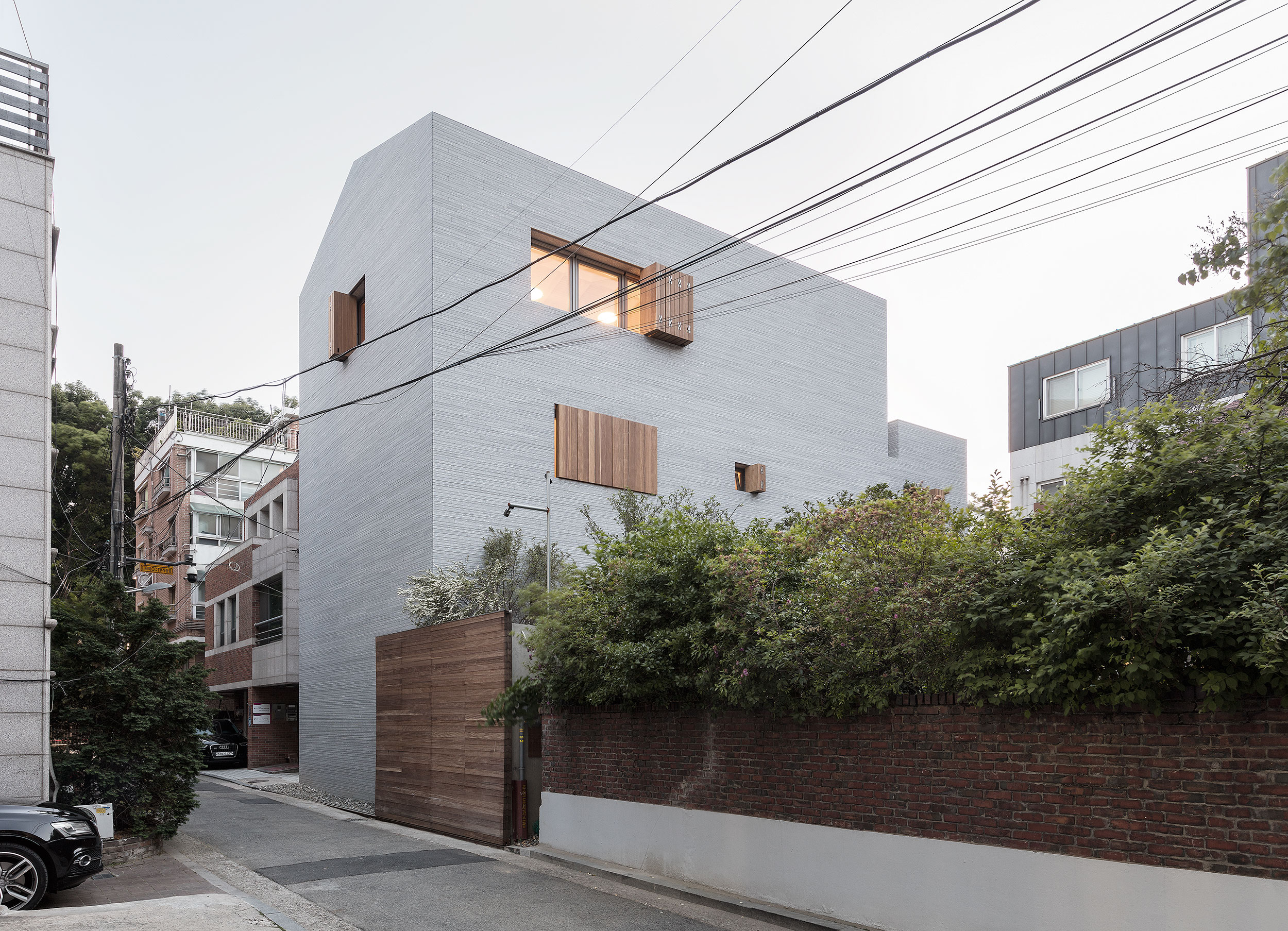 Boulder House. Architect: atelierjun. Location: Seoul, South Korea. Photo: Namgoong Sun.
