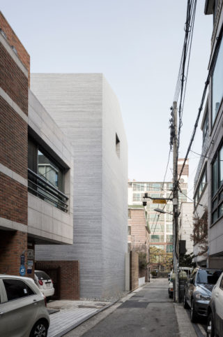 Boulder House. Architect: atelierjun. Location: Seoul, South Korea. Photo: Namgoong Sun.
