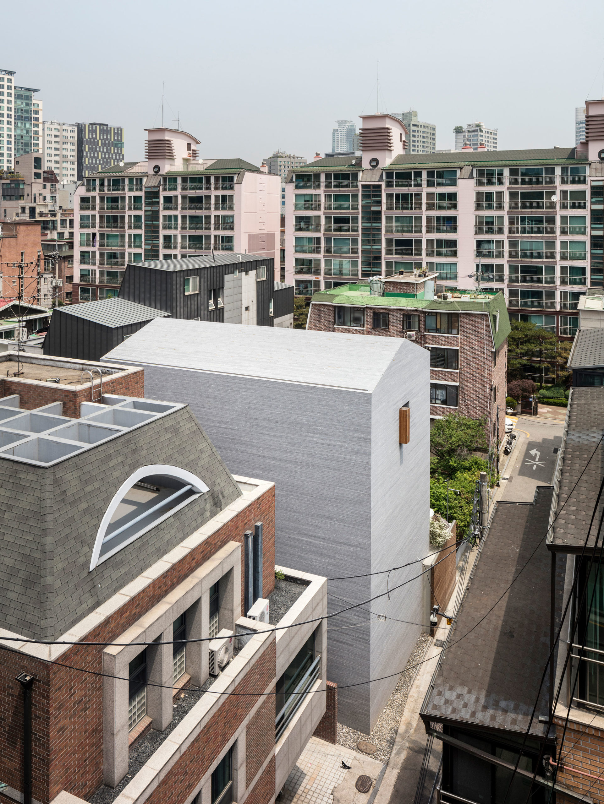 Boulder House. Architect: atelierjun. Location: Seoul, South Korea. Photo: Namgoong Sun.