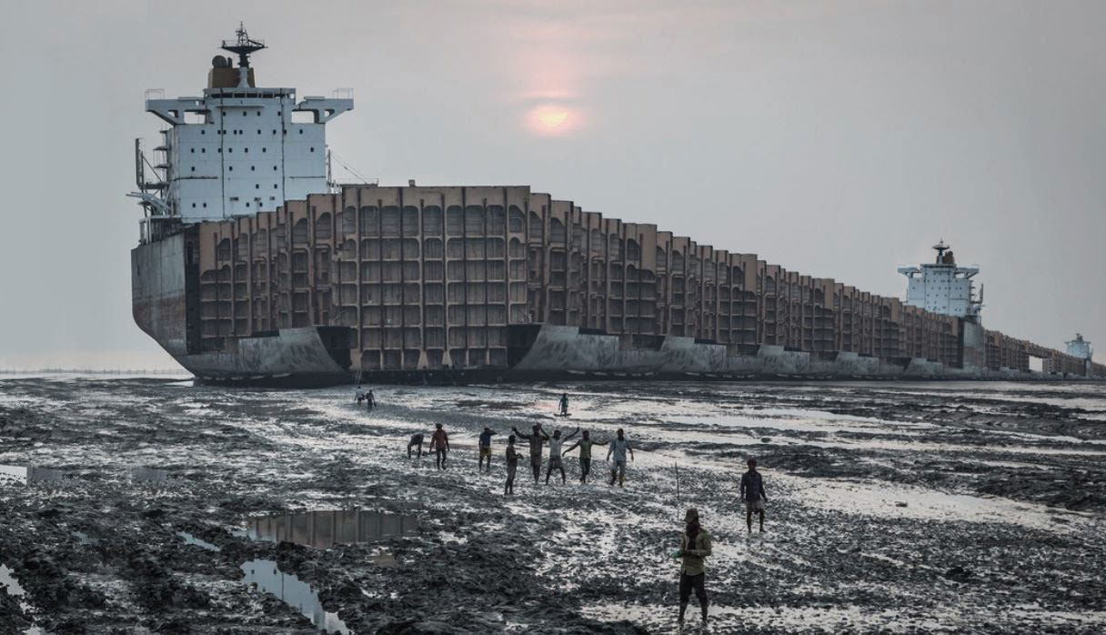 Soh Hee Oh (MArch ’21, Pratt), Ship Break Through. From coastal graveyards, cities evolve organically with whatever resources are washed up by ocean currents to meet local conditions.