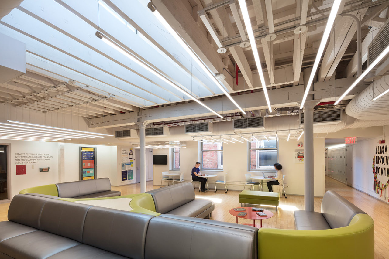 Photo of a lounge space at the Hiroko Nakamoto Pratt Manhattan Lobby.