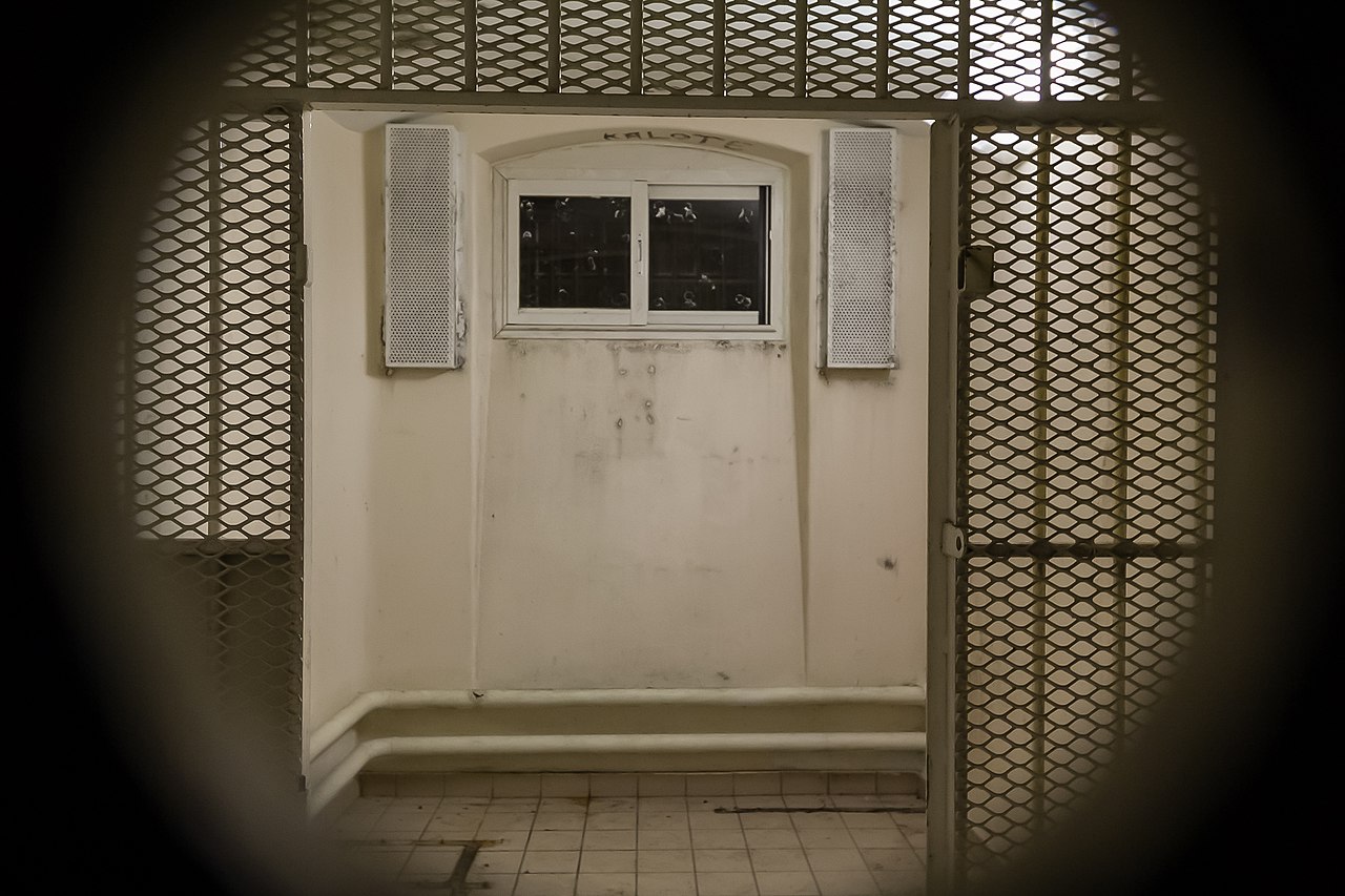 Solitary cell in Jacques-Cartier Prison Rennes, France. Édouard Hue via Wikimedia Commons