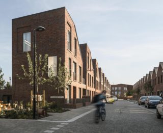 Karakusevic Carson Architects’ Dujardin Mews in the London Borough of Enfield capitalizes on a narrow plot of brownfield land, creating 38 homes and relinking pedestrian connections in the area.