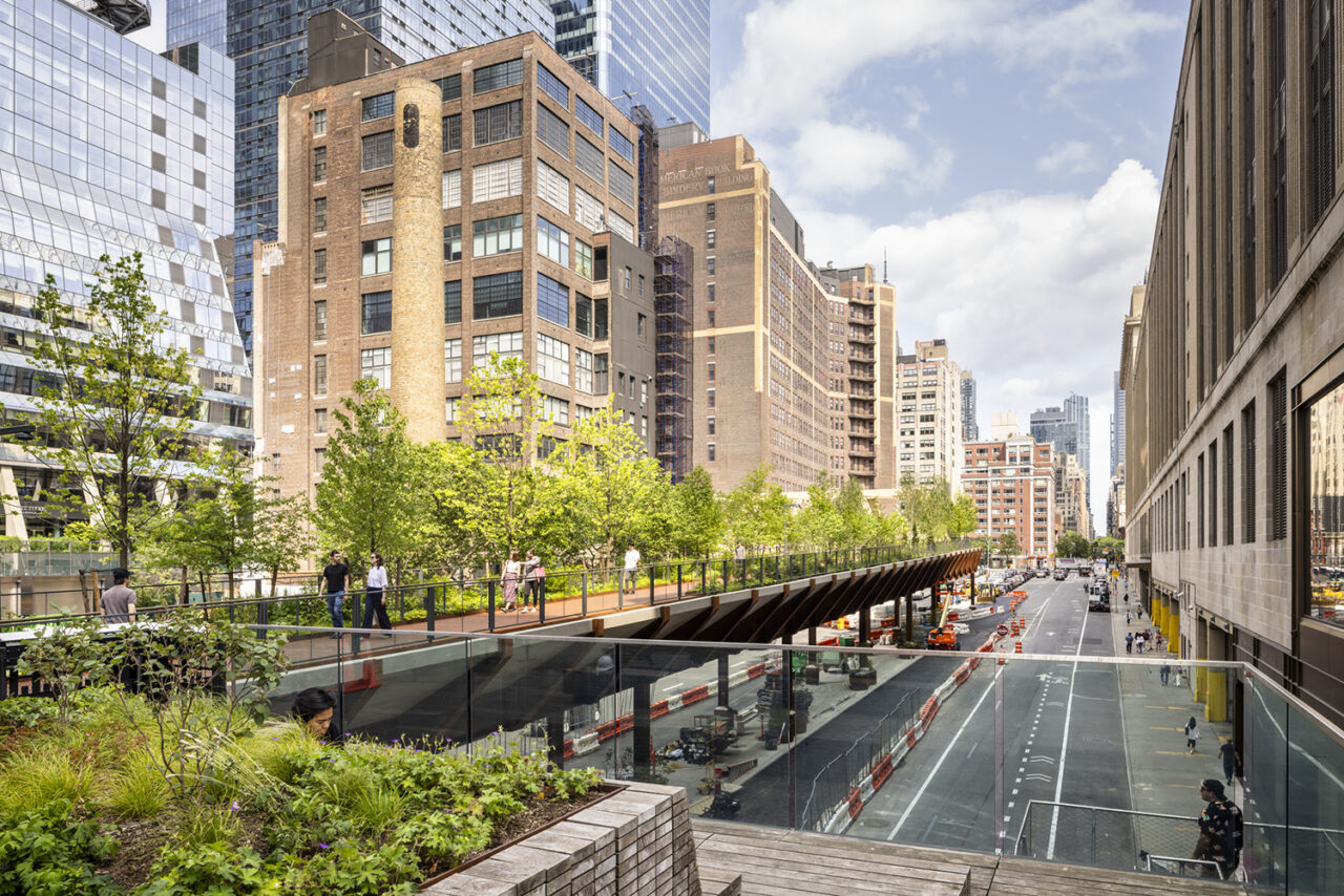 High Line–Moynihan Connector by Skidmore, Owings & Merrill and James Corner Field Operations. Photo: © Andrew Frasz. 