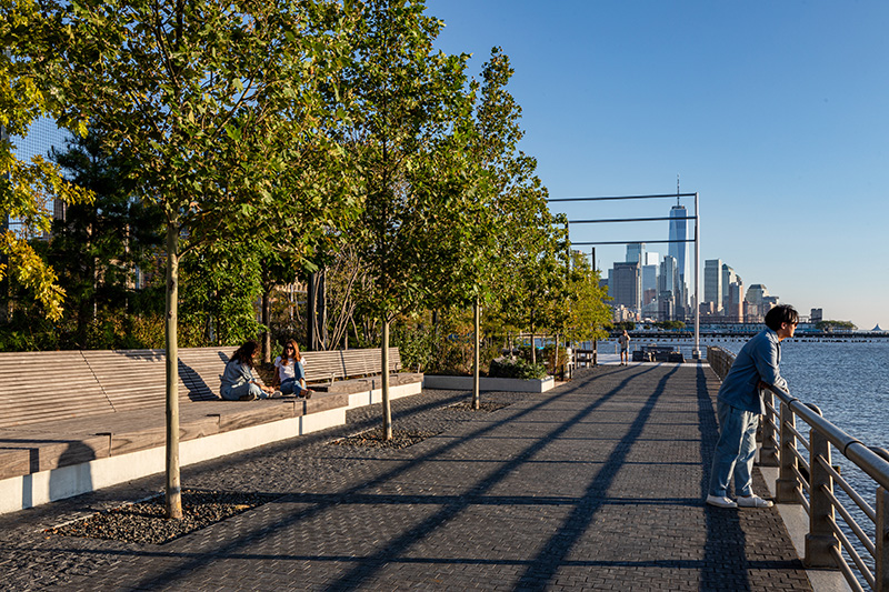 Gansevoort Peninsula: benches along the Hudson River