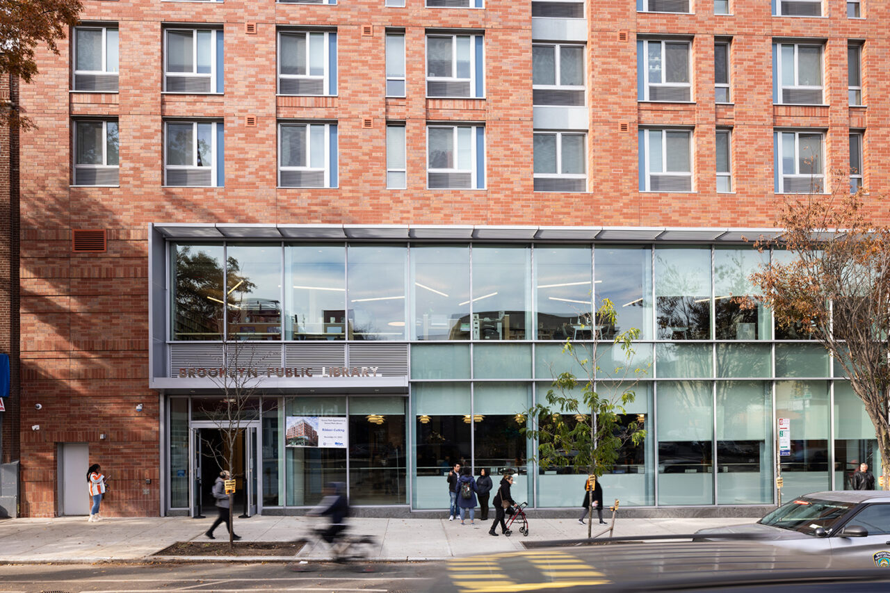 Brooklyn Public Library, designed by Mitchell Giurgola; housing designed by Magnusson Architecture and Planning. Photo: Gregg Richards, courtesy of the Brooklyn Public Library