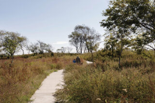 The preserve o  ers space to walk, meditate, and experience native ecologies just minutes from a dense urban community.