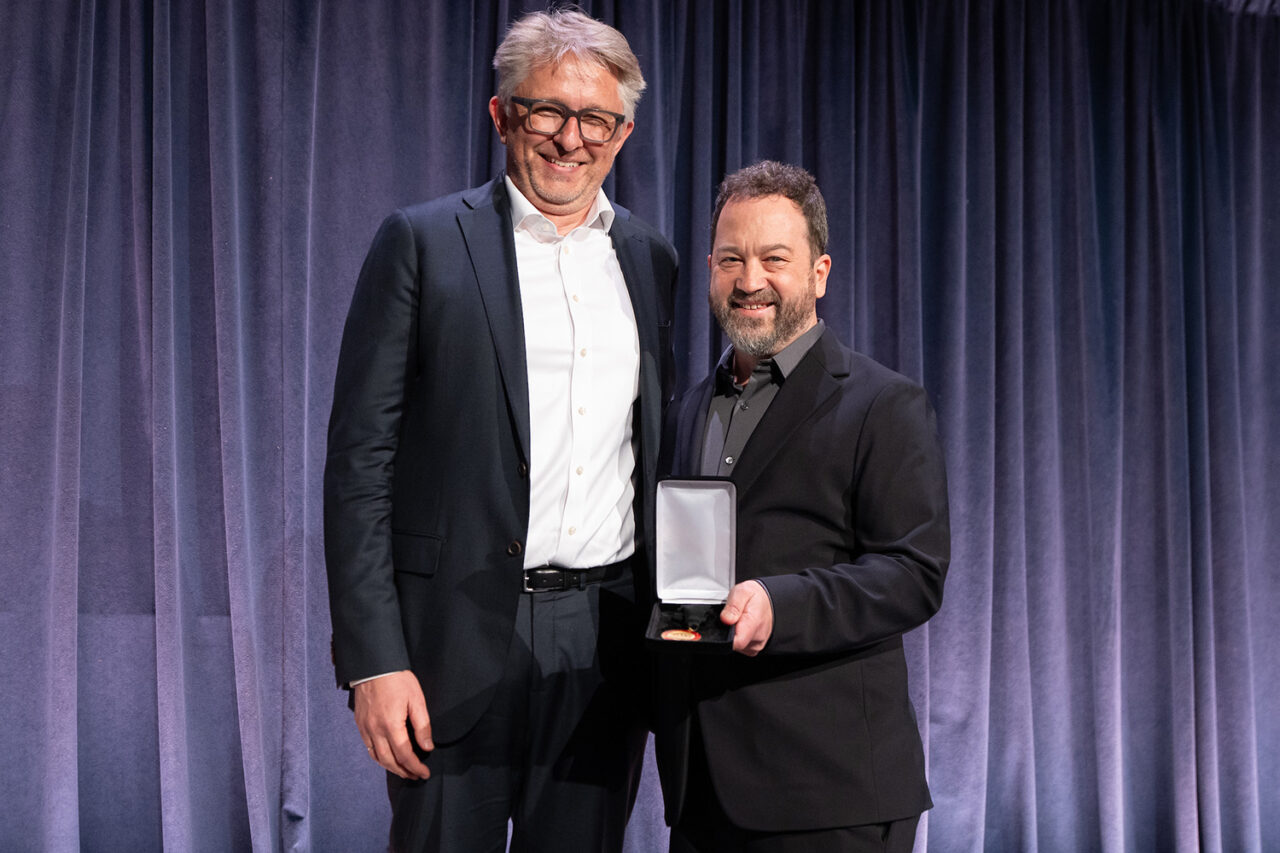 Nico Kienzl, Founding Director of Atelier Ten, receives the Champion of Architecture Award, presented by AIANY 2025 President Benjamin Gilmartin. Photo: Samuel Lahoz.