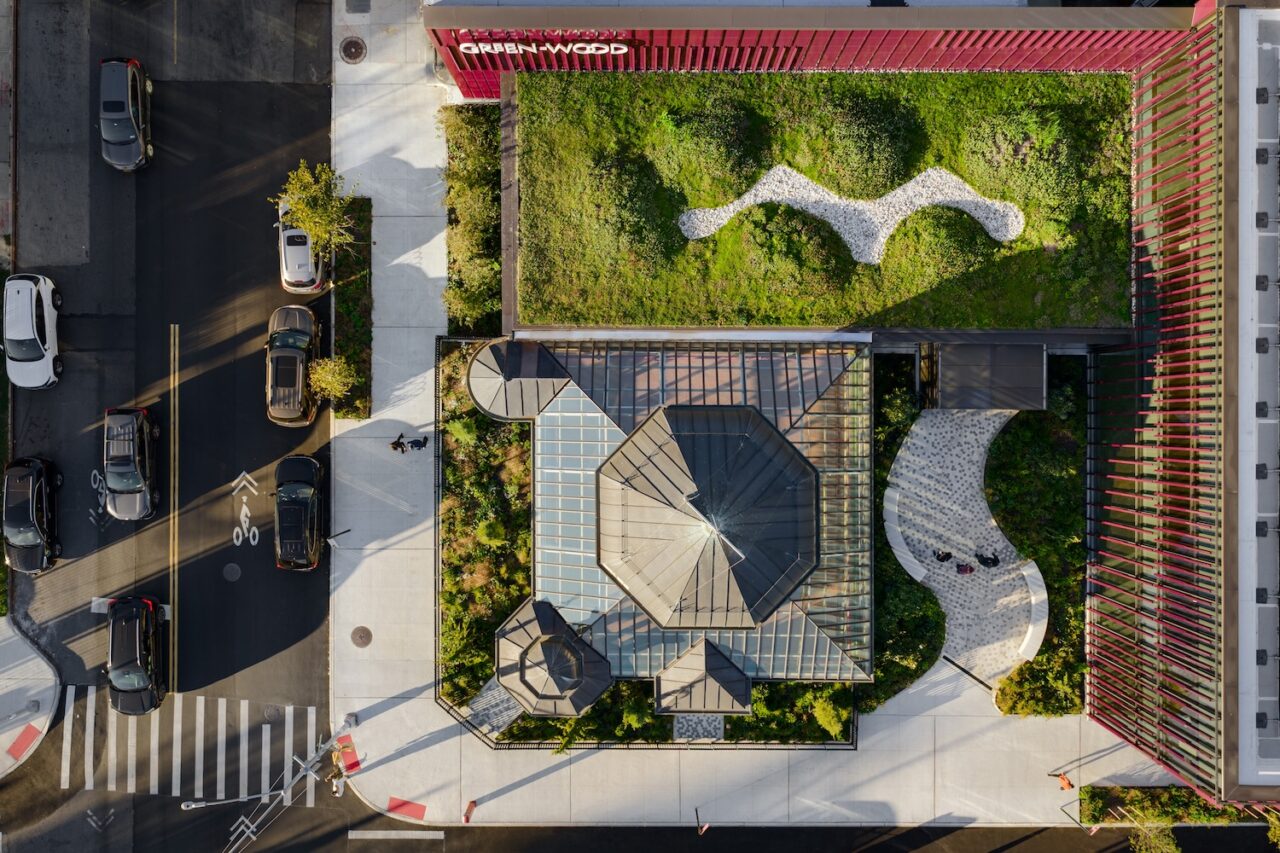 A sculpted green roof and a welcoming entry landscape, designed by Michael Van Valkenburgh Associates, bring Green-Wood’s hills and winding paths out into the neighborhood