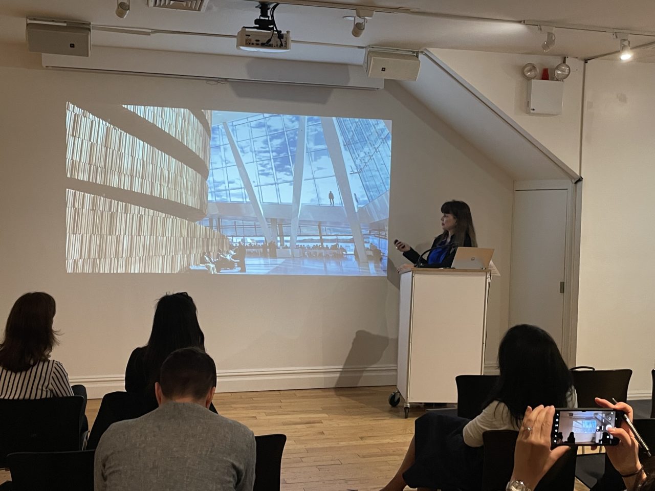 220603 WIA MorningLeadershipTalk ElaineMolinar (7)