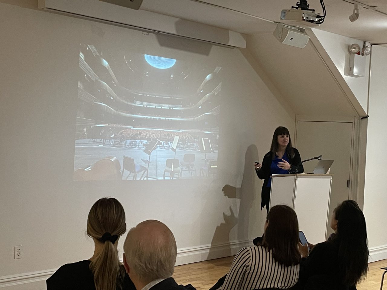 220603 WIA MorningLeadershipTalk ElaineMolinar (9)