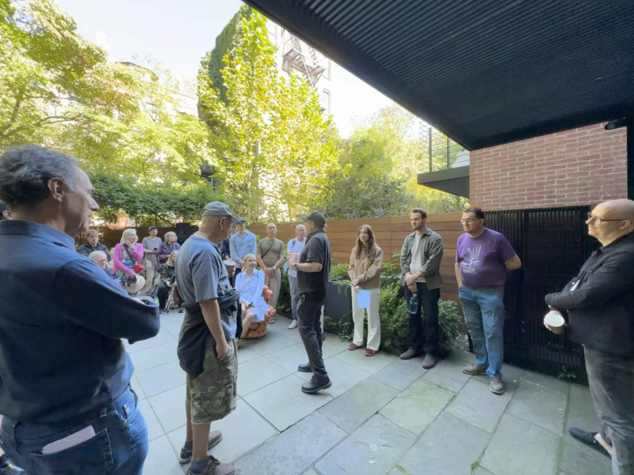 Jason Gold of Richard Lewis Architect speaks to participants in the rear yard. Photo: Natalie Chen.